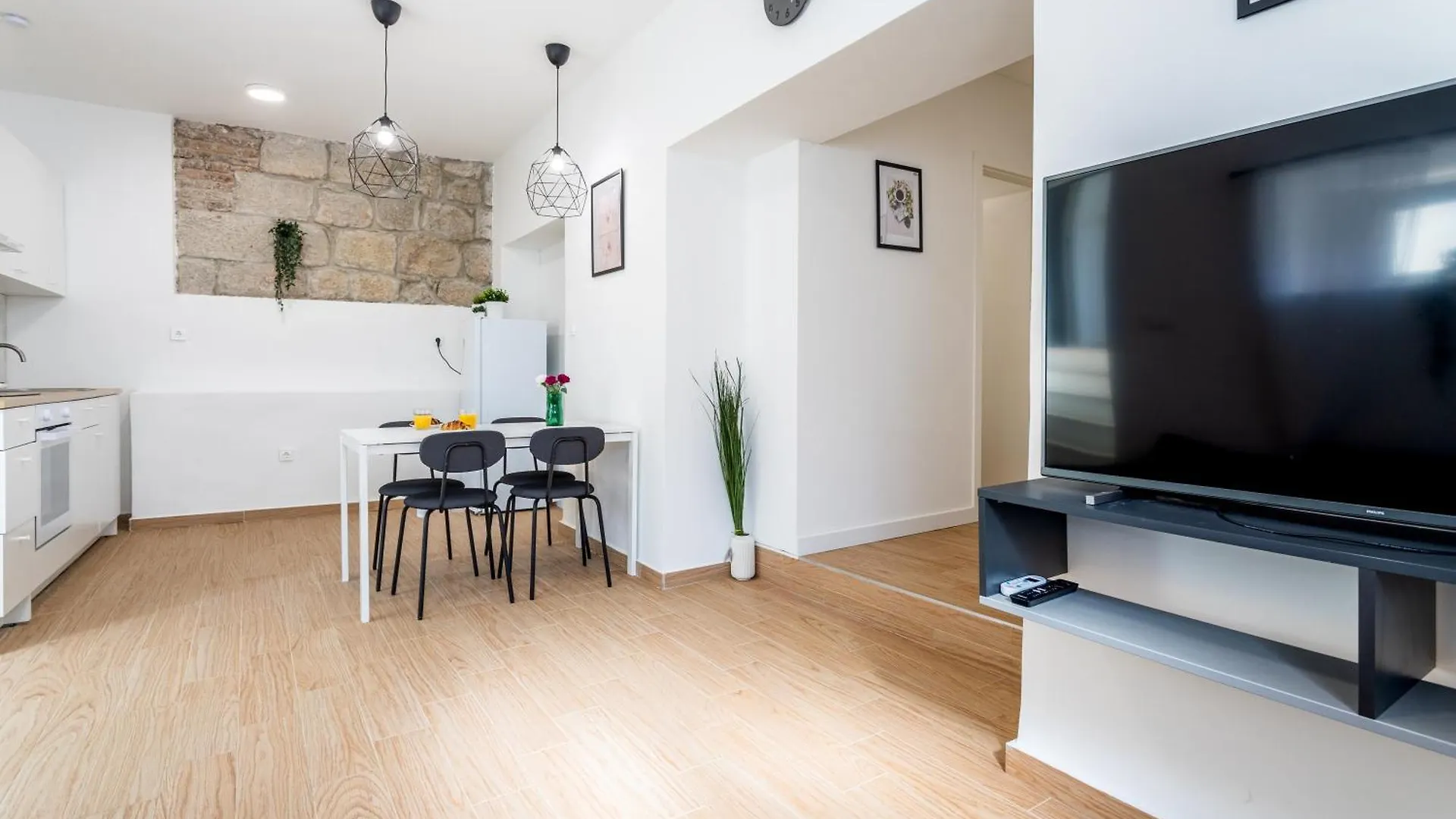 Zeus Downtown Apartment Split