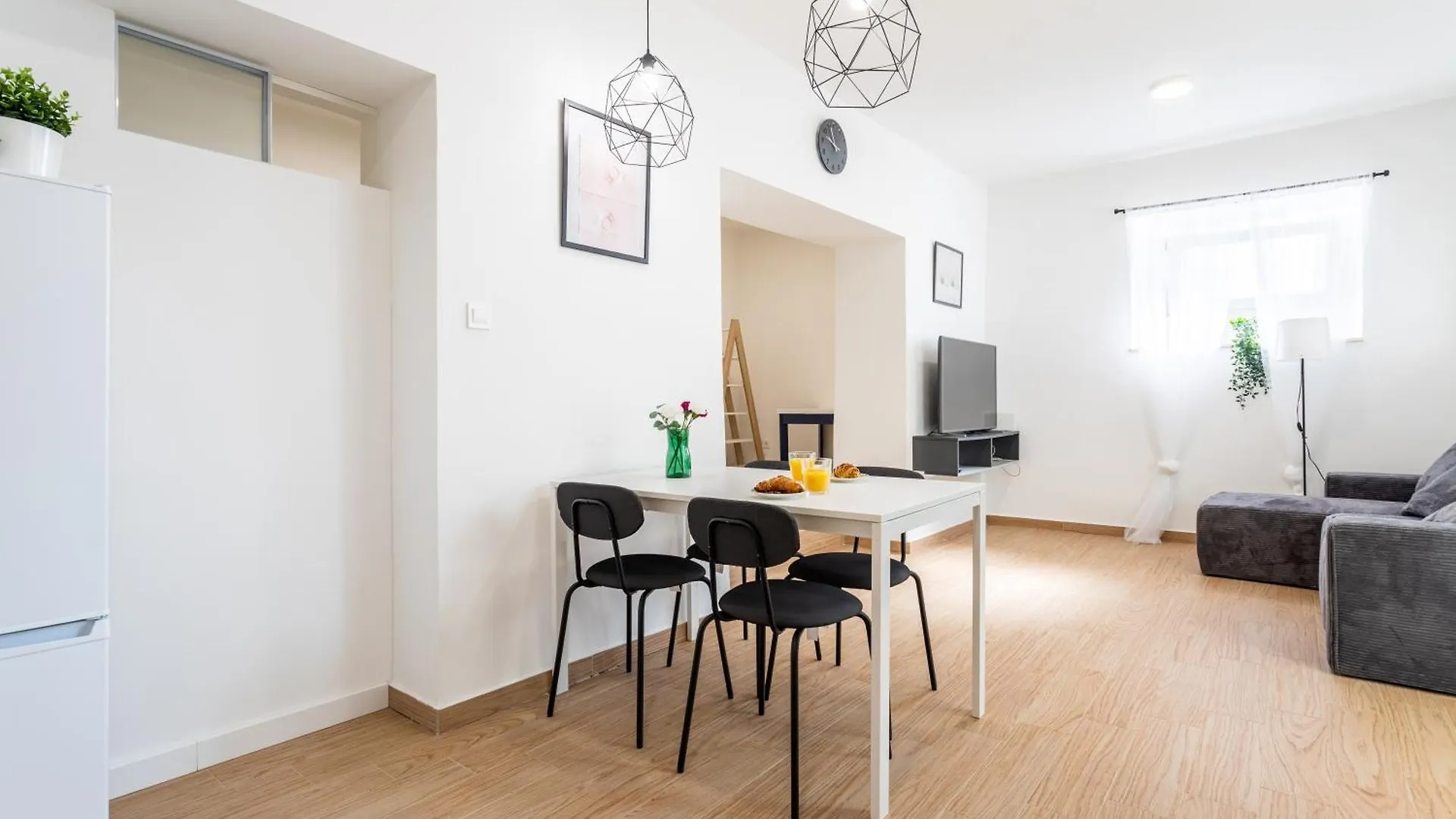 Zeus Downtown Apartment Split