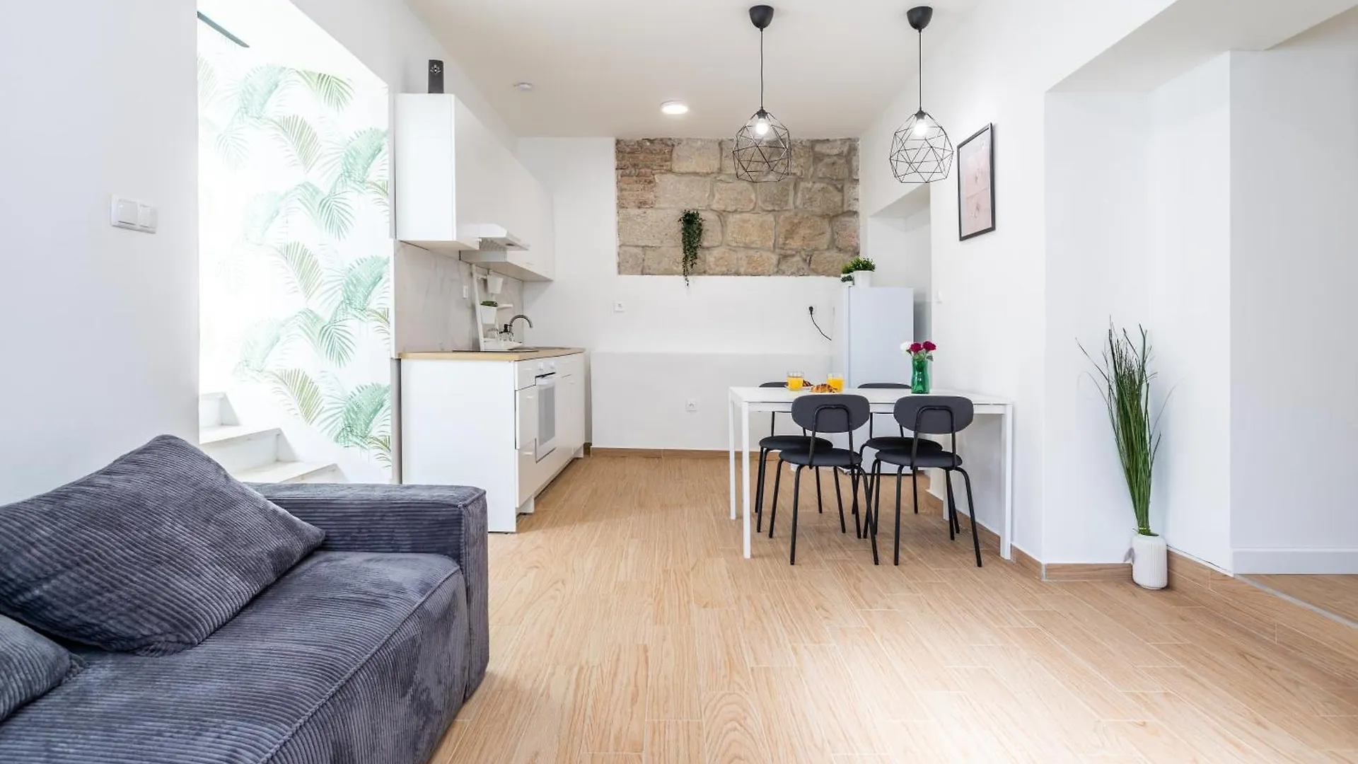 Zeus Downtown Apartment Split