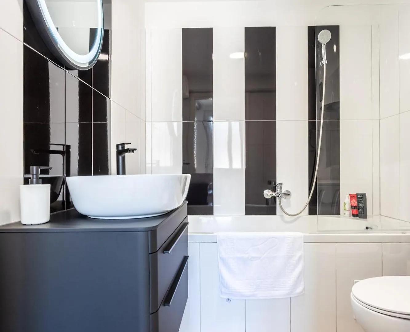 Zeus Downtown Apartment Split