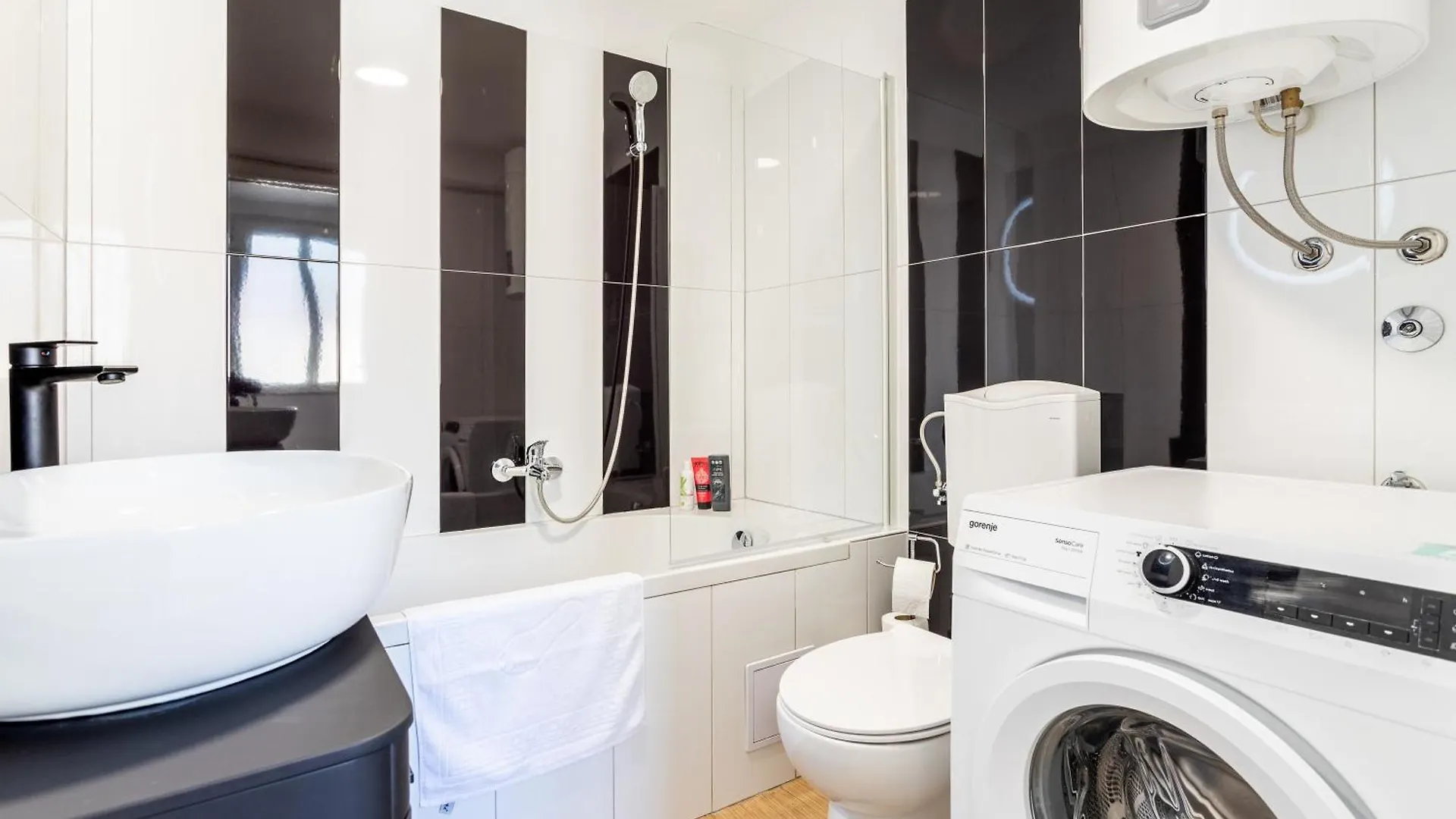 Zeus Downtown Apartment Split