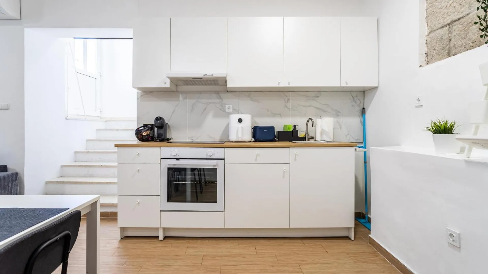 Zeus Downtown Apartment Split