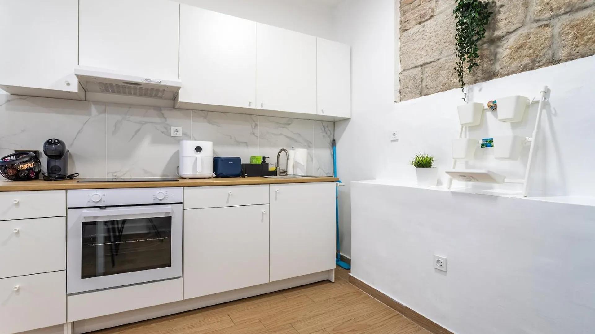 Zeus Downtown Apartment Split